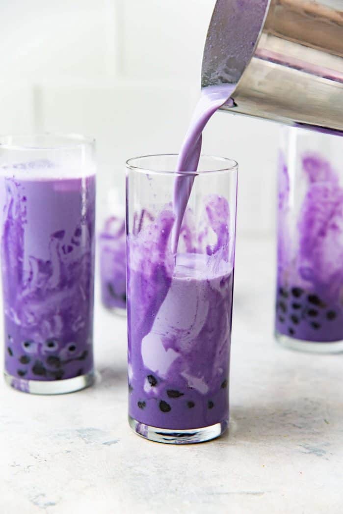 Poudre Ube Fraise Aroma Matcha – igname violet et arôme naturel de fraise – superaliment coloré pour lattes, desserts et recettes végétales, verre boisson