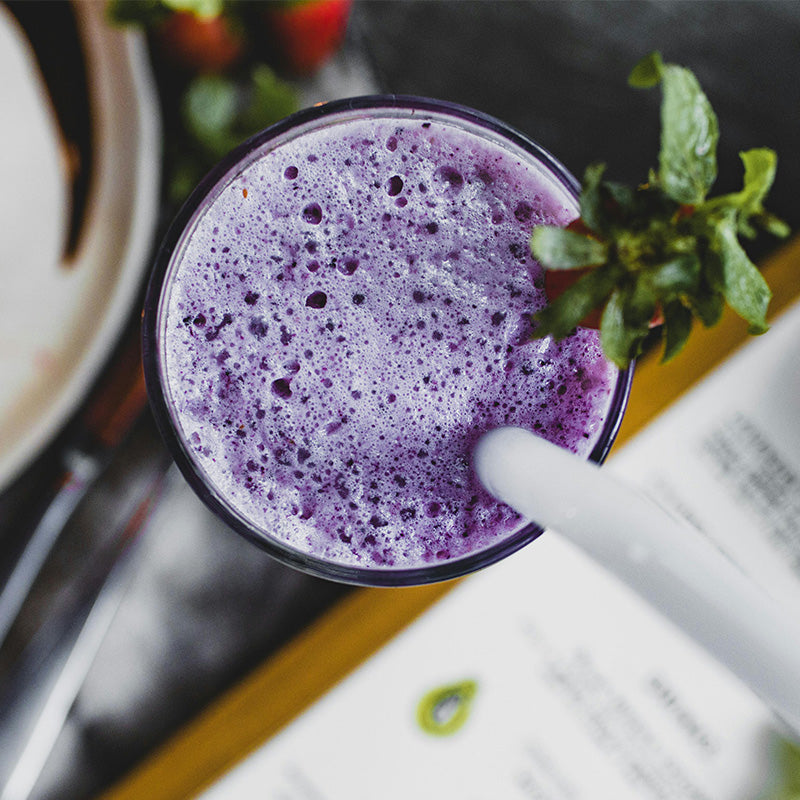 Verre d’Ube Vanille Aroma Matcha – latte crémeux à base de poudre d'igname violet et vanille naturelle, boisson gourmande et colorée, sans additifs