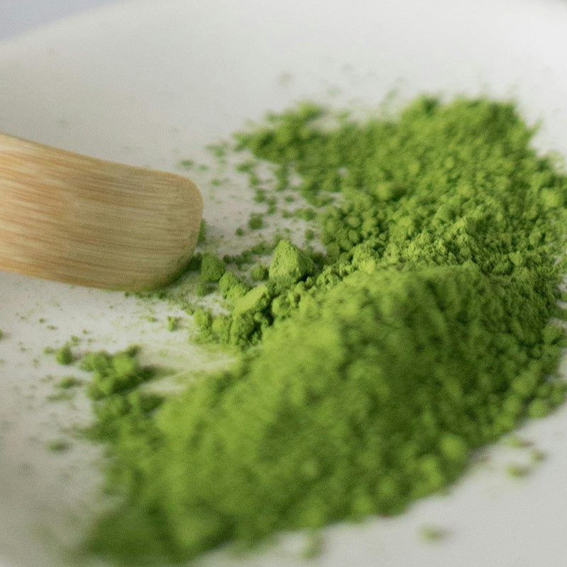 main cueillere bambou avec Poudre Matcha peche Aroma matcha - green tea macha matchae