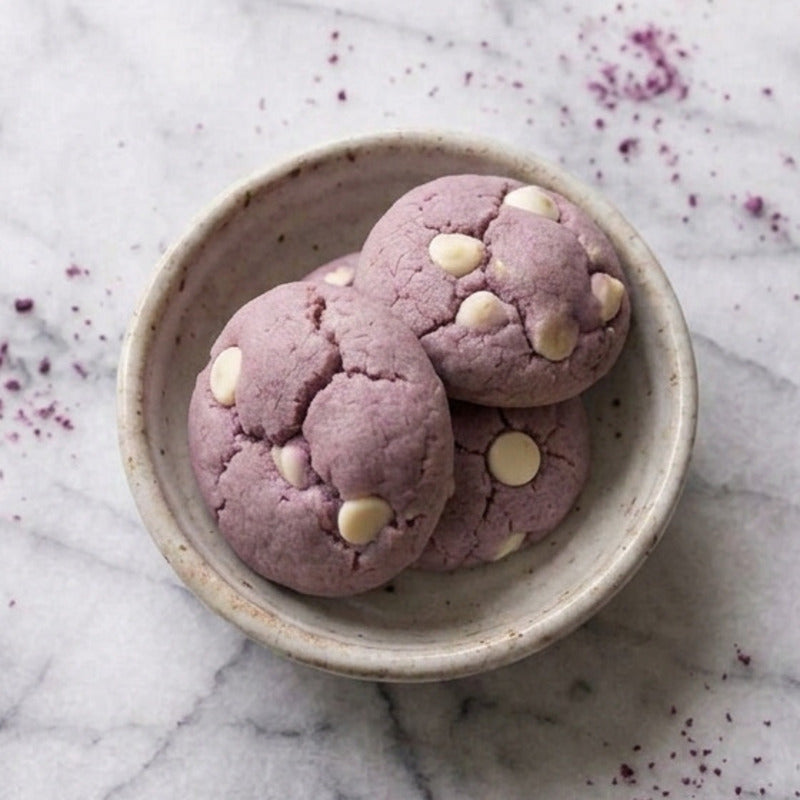 Cookies à l’ube moelleux aux pépites de chocolat blanc – biscuits violets gourmands à base de poudre d’ube