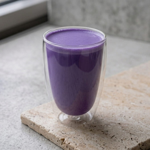 Tasse double paroi de Ube Barista Latte chaud violet intense et onctueux, préparé avec la poudre d'igname violet Aroma Matcha sans colorant
