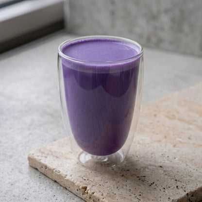 Tasse double paroi de Ube Barista Latte chaud violet intense et onctueux, préparé avec la poudre d'igname violet Aroma Matcha sans colorant