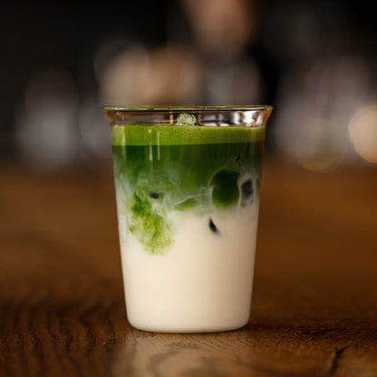 Latte matcha onctueux préparé avec notre Matcha Cérémonie Bio Aroma Matcha. Poudre de thé matcha premium, couleur vert émeraude, texture veloutée, riche en antioxydants et L-théanine, pour une énergie zen et durable.